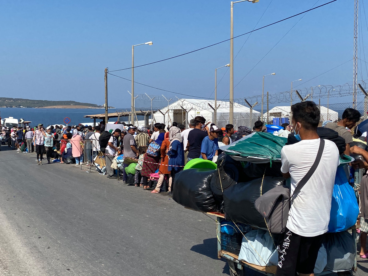 Drukte voor het nieuwe kamp, waar de Griekse regering vluchtelingen nu naartoe dwingt.