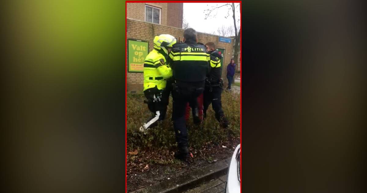 Brand in woning #Almere loopt uit de hand: één agent knock-out en vader van baby krijgt daarna klappen van #Politie agent.