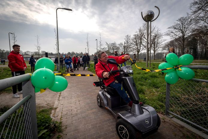 Miranda Oomen (vrijwilliger bij 'Toegankelijk Roosendaal') opent symbolisch het rolstoelwandelpad op de Natuurpoort aan de Plantagebaan.