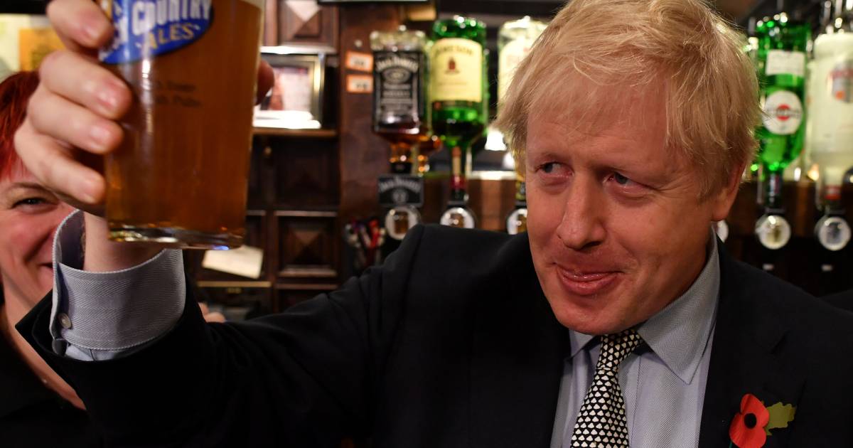 In Engeland gaan stands, winkels en sportscholen weer open en ook Boris drinkt een pint |  Buitenland