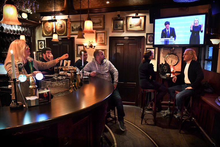 Oktober 2020: in dit café in Den Bosch wordt aandachtig gekeken naar een persconferentie 
 van Mark Rutte over strengere coronamaatregelen.
 Beeld Marcel van den Bergh