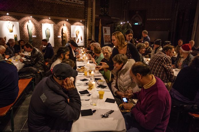 Diner voor daklozen in de Catharinakerk in Eindhoven (archieffoto). Ook eind 2019 organiseren de vrijwilligers van Open Huis Sint Cathrien dit diner, in samenwerking met kok André Amaro.