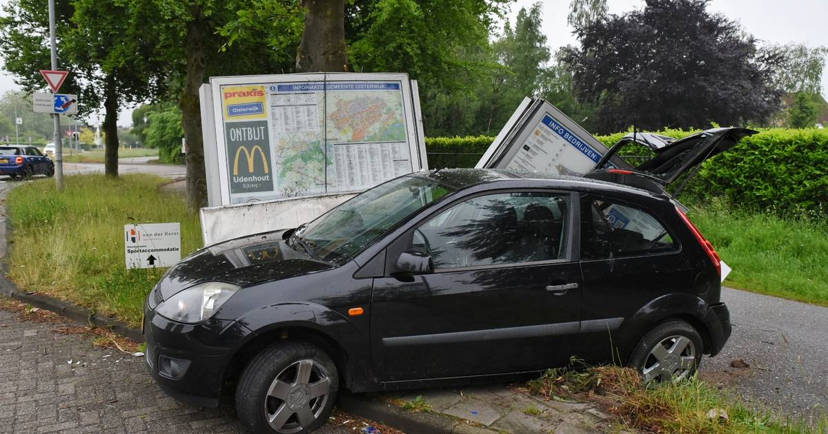 Automobilist richt ravage aan met botsing met plattegrondbord in Oisterwijk en slaat op de vlucht.