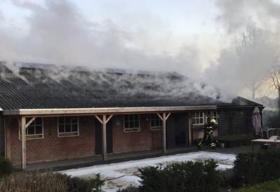 Brand bij caravanopslag in Nispen