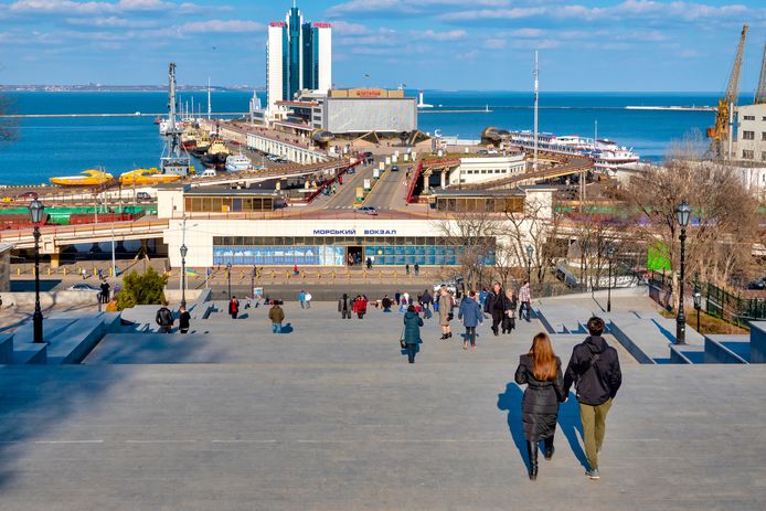 In de haven van Odessa, verreweg de grootste van het land, ligt naar schatting 20 miljoen ton graan in silo’s te wachten.
