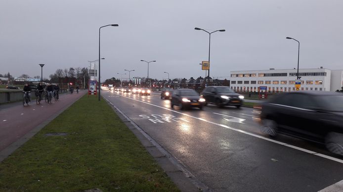 Teteringen wil dat er significant minder auto's door het dorp gaan rijden, Breda zet in op betere doorstroming verkeer op de Oosterhoutseweg.