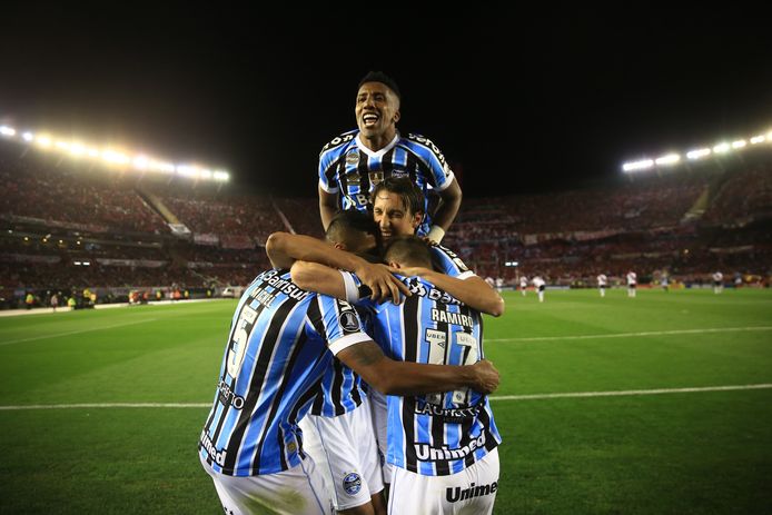 Vreugde bij de spelers van Grêmio na de goal van