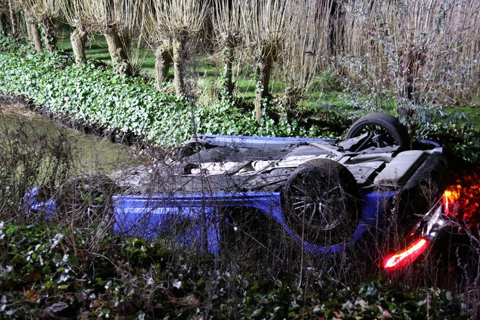 De chauffeur kwam op zijn dak terecht in een gracht.