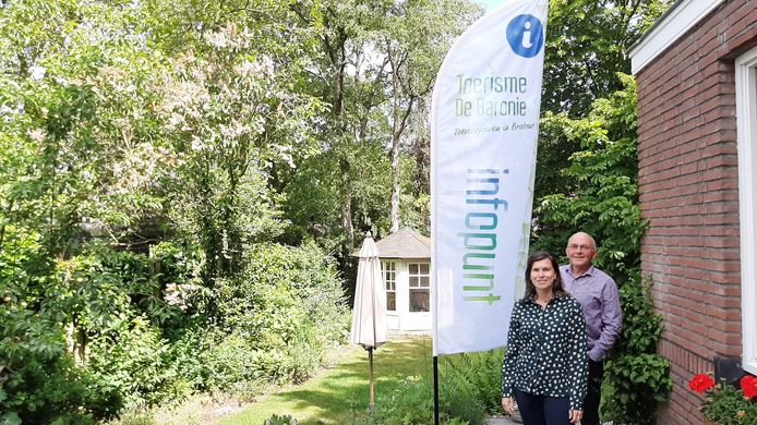 Joyce Marijnissen en Theo Donkers van Toerisme de Baronie bij het nieuwe banier dat bij dertien informatiepunten in en rond Gilze en Rijen en Alphen-Chaam worden geopend.