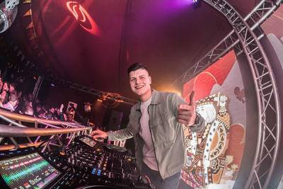 Voor dj Jens gaat er niks boven de muziek uit de zero’s en dat terwijl hij pas in 2001 geboren is