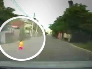 Un conducteur évite de justesse un petit garçon sorti de nulle part