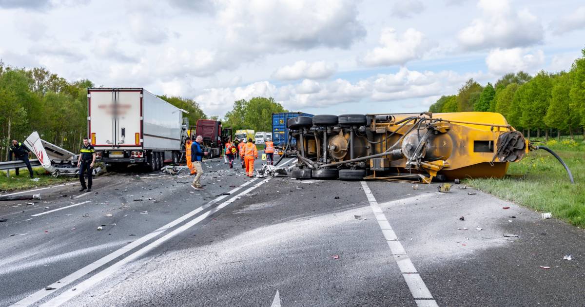 Ravage op A59 door botsing met drie vrachtwagens.