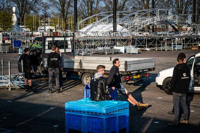 BREDA - Teneergeslagen medewerkers op het evenemententerrein van 538 Oranjedag op het Chaseveld in Breda nadat de gemeente geen vergunning heeft verleend voor het Fieldlab-evenement.