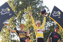 Tadej Pogacar met Jonas Vingegaard en Richard Carapaz op het podium in Parijs.