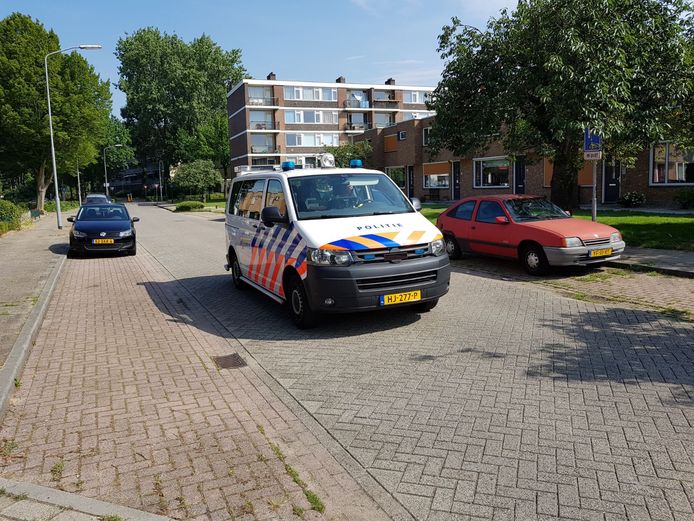 Een politiewagen rijdt door Wageningen op zoek naar de vluchtende veroordeelde.