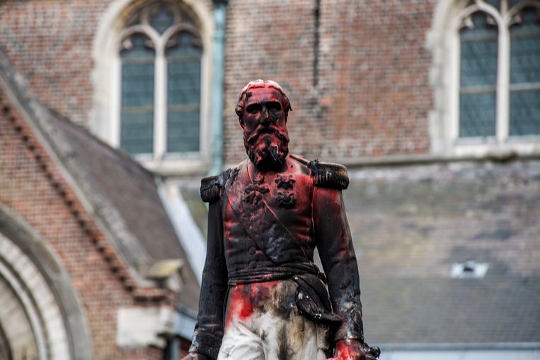 Het omstreden beeld van Leopold II werd eerder met graffiti besmeurd en in brand gestoken. Beeld Klaas De Scheirder