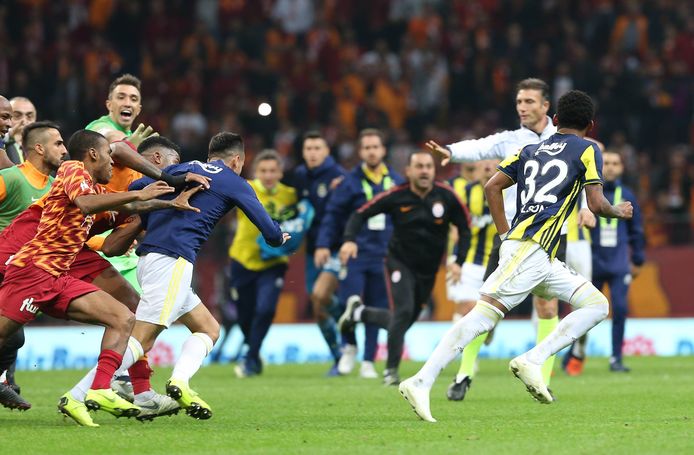 Spelers van Galatasaray zetten de achtervolging in op Jailson Squiera of Fenerbahce, nadat die ostentatief een goal ging vieren voor de fans van de thuisploeg.