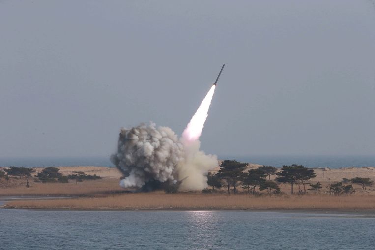 Foto vrijgegeven door Noord-Korea van een raketlancering. Beeld epa