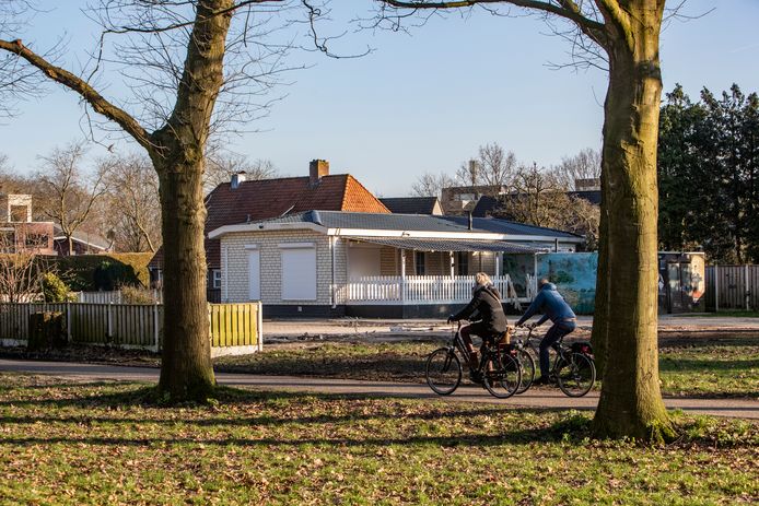 Het ontmantelde kampje aan de Colmschaterstraatweg. Een van de twee woonwagens is afgebroken en weggehaald.