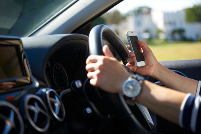 Jaarlijks worden 100.000 bestuurders betrapt op gsm-gebruik achter het stuur.