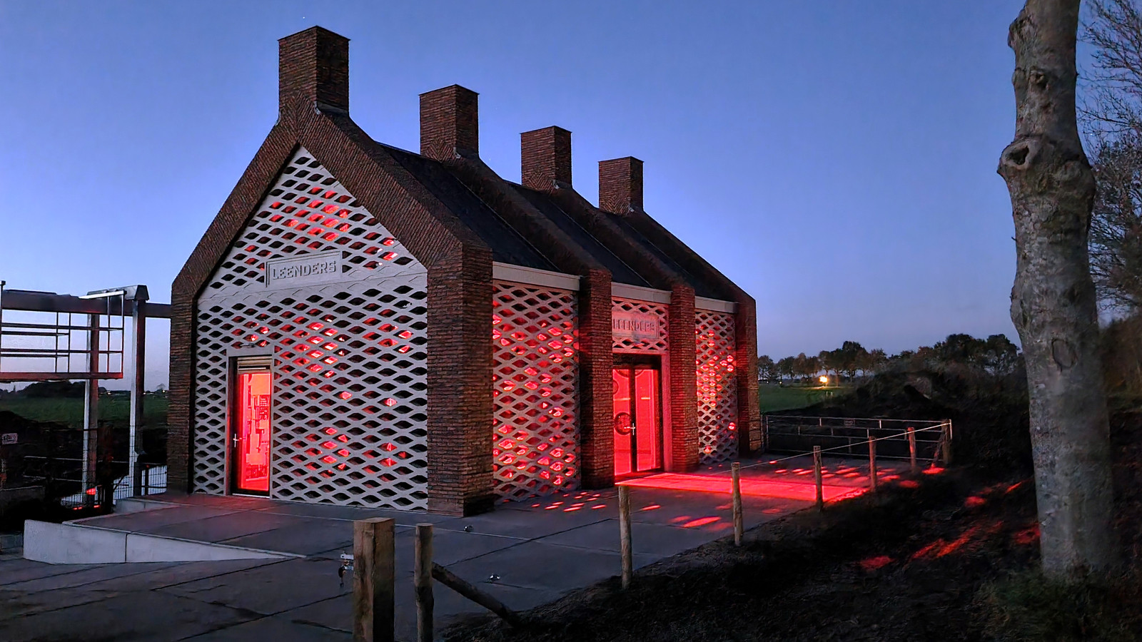 Als gemaal Leenders rood kleurt, staat het water in de polder hoog en