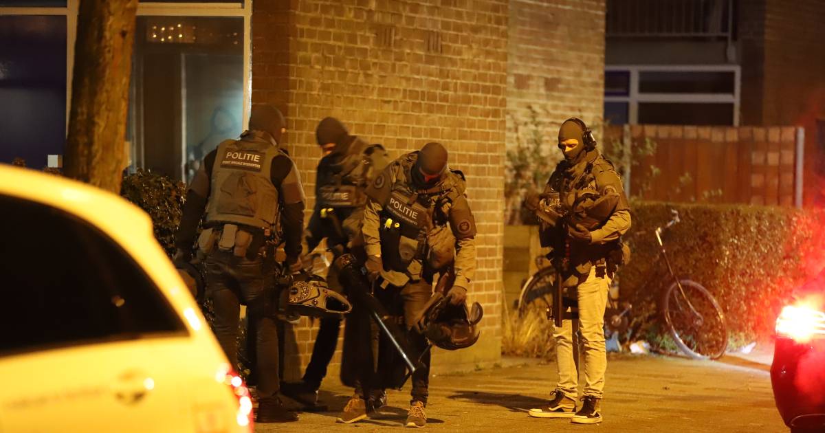 Arrestatieteam gaat Delftse woning binnen, man aangehouden.