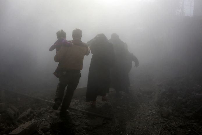 Inwoners vluchten na een bomaanval in de stad Jisreen.