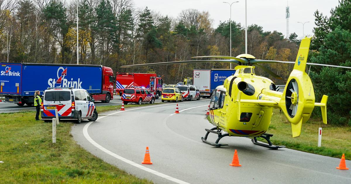 Bestuurder bekneld bij botsing met vrachtwagen, traumaheli landt op oprit A28.