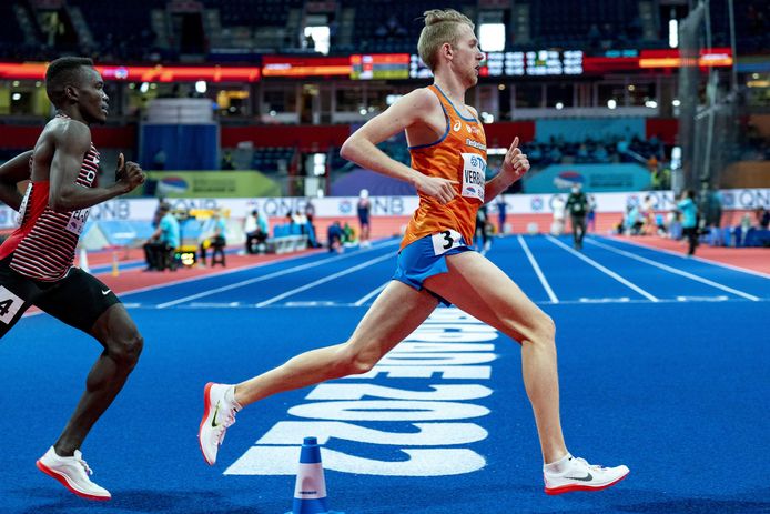 Tim Verbaandert uit Veldhoven in actie op 3000 meter tijdens de eerste dag van de WK indooratletiek in Belgrado.