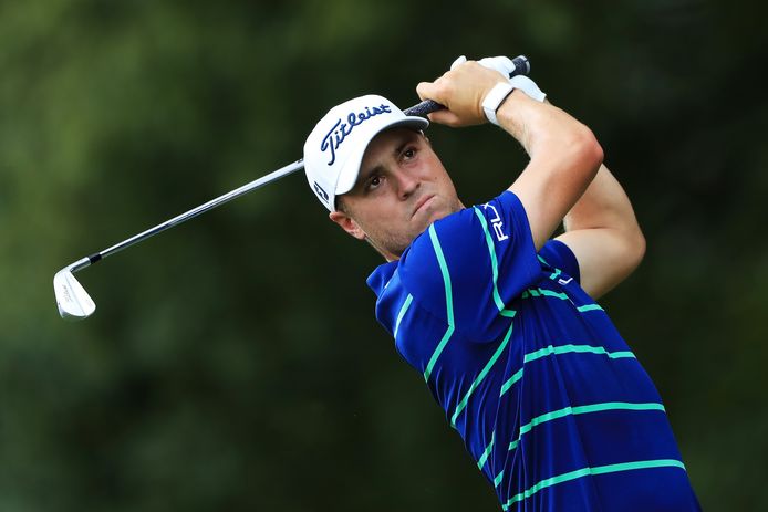 De Amerikaan Justin Thomas gaat aan de leiding op het toernooi in Atlanta, dat zondag wordt hervat.