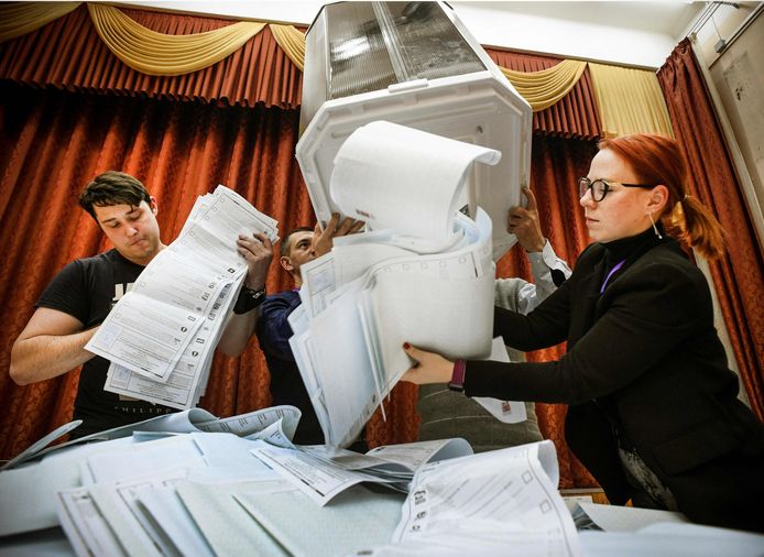 Descarregamento de urnas em uma seção eleitoral em Moscou.