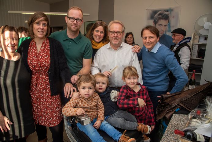 Kapper Wim Leirens stopt er na 46 jaar mee. Zijn laatste 'klanten' zijn kleinkinderen Lewis, Cas en Nina.