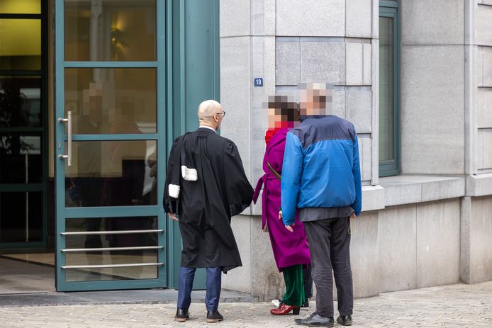 Advocaat Erik schellingen met het slachtoffer en haar man.