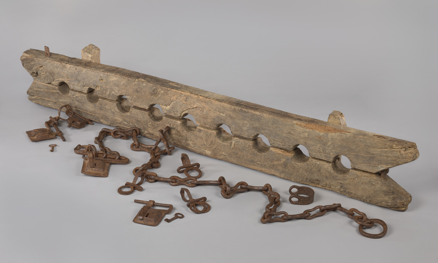 Een zogenoemde tronco (meervoudige voetboei) voor het ketenen van tot slaaf gemaakte mensen, ca.1600–1800.