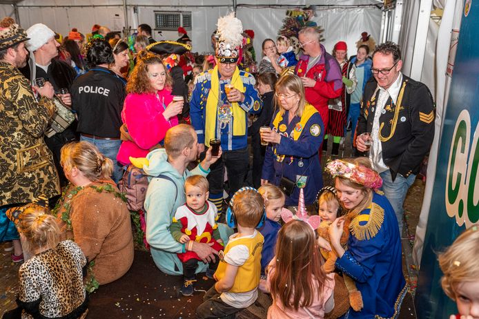 Feestende gezinnen tijdens het familiebal in De Koe in Princenhage.
