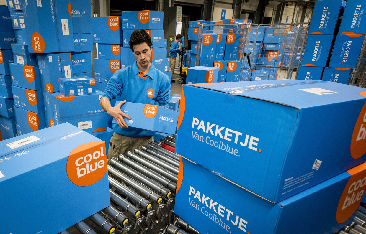 Webwinkels zoals Coolblue zien de vraag naar artikelen die te maken hebben met thuiswerken en thuis leven met honderden procenten stijgen. Beeld ANP