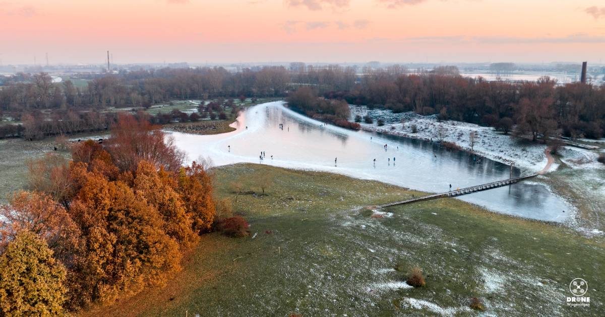 Schilderachtige plaatjes van schaatsers op Wagenings natuurijs gemaakt door drone