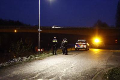 Auto met meerdere inzittenden belandt in ijskoud water in Bornerbroek, iedereen veilig uit voertuig