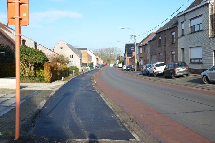 De nieuwe parkeerstroken in de Eigenstraat in Denderhoutem.