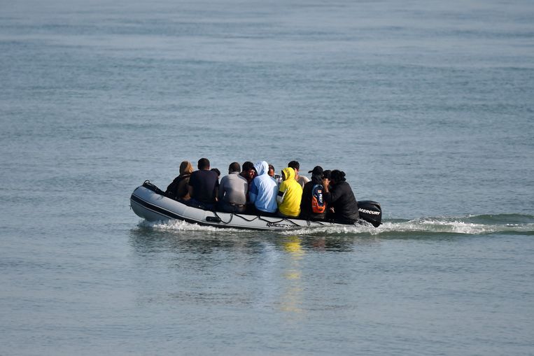 Archiefbeeld: een groep migranten nadert de kust van Engeland in een rubberboot. Beeld AFP