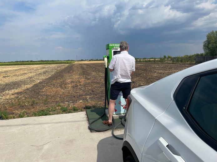 Een eenzame laadpaal op het Hongaarse platteland. Ook met een kredietkaart krijgen we er geen beweging in.