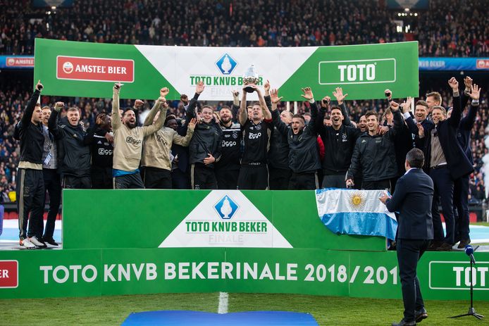 journalist Honderd jaar Geometrie Foutje: letter 'f' mist in 'bekerfinale' bij huldiging Ajax op het veld |  Offside | AD.nl