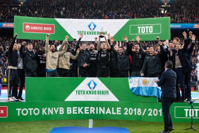 tegenkomen kool dinosaurus Foutje: letter 'f' mist in 'bekerfinale' bij huldiging Ajax op het veld |  Offside | AD.nl