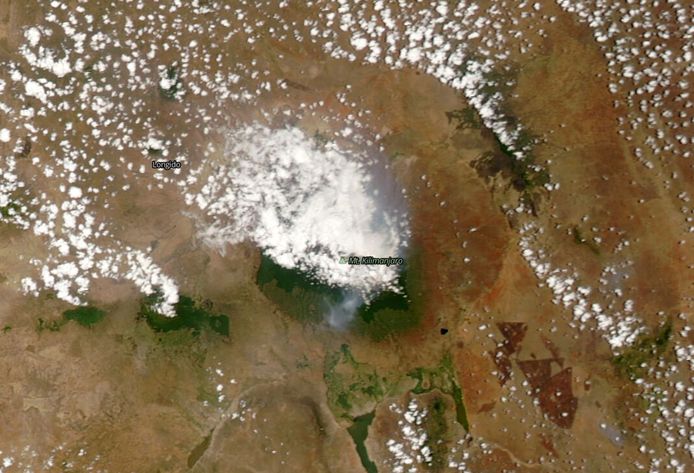 Satellietbeelden tonen de rook rond de top van de Kilimanjaro, het hoogste punt van Afrika.
