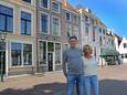 Jaap Verwest en Elza Quist aan het Kraanplein in Zierikzee. Op de achtergrond (midden achter hen) hun woning die uit twee samengevoegde herenhuizen bestaat.