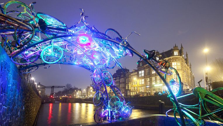 De Illuminade, onderdeel van het Amsterdam Light Festival, is begonnen. Een van de opmerkelijkste objecten is Return of the Bikes, een project van studenten van de Hogeschool van Amsterdam. Door gebruikte fietswrakken aan elkaar te lassen wordt een golf van fietsen gecreëerd die uit het water van de Schippersgracht rijst. Beeld ANP