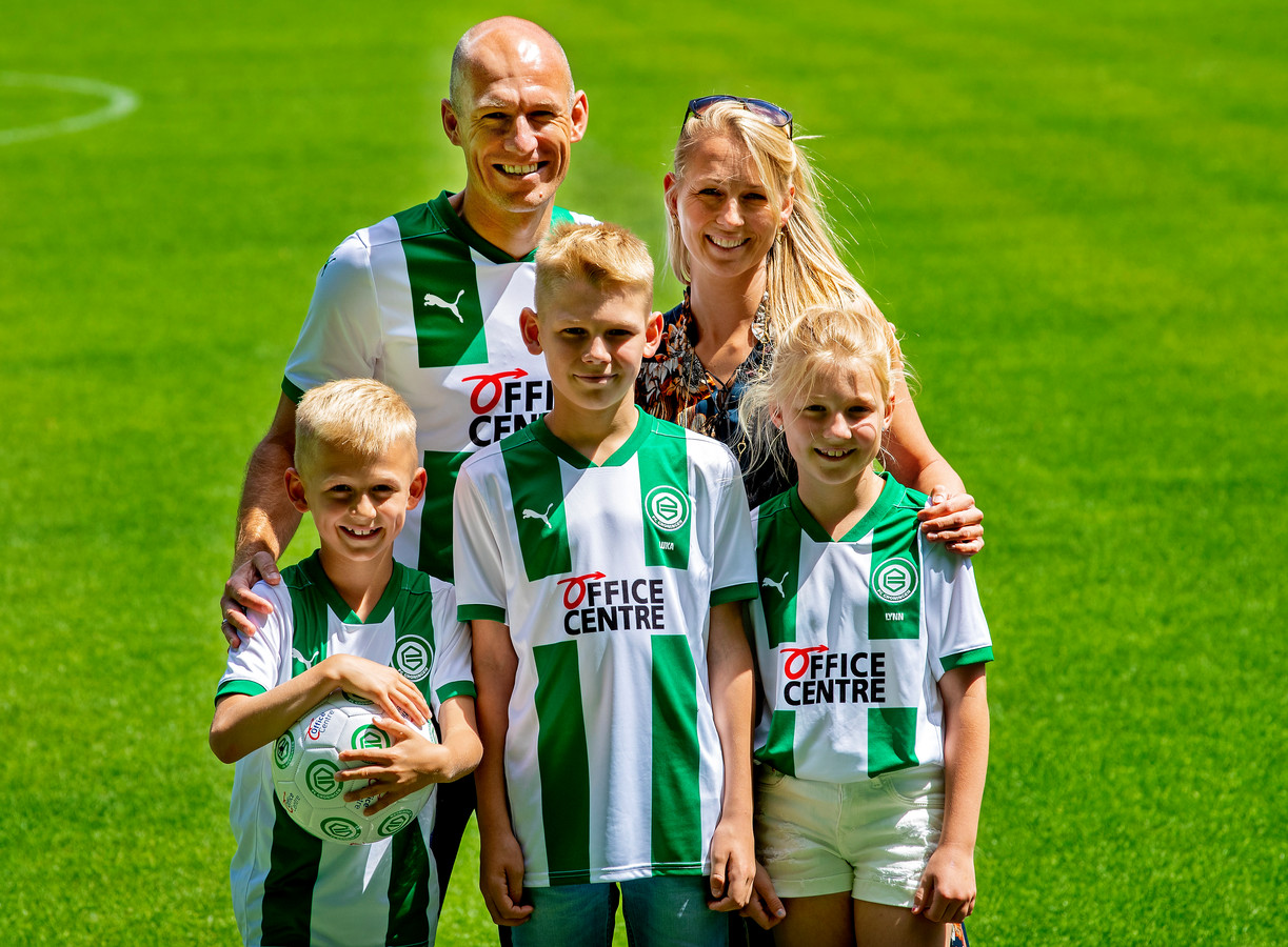 Arjen Robben met zijn vrouw Bernadien en hun drie kinderen in het stadion van FC Groningen.