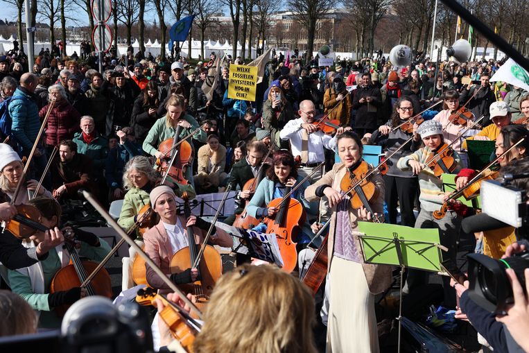 
A12: een orkest speelt Beeld Arie Kievit