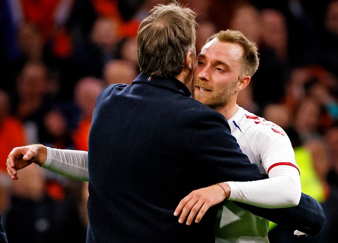 Christian Eriksen valt in de armen van bondscoach Kasper Hjulmand