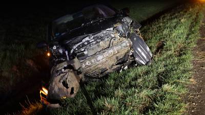 Automobilist raakt van de weg en rijdt sloot in bij Lithoijen